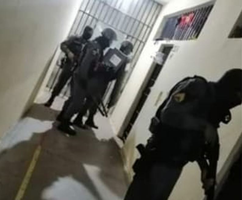 Policiais encontram armas e cartas de facção dentro de celas no Amazonas