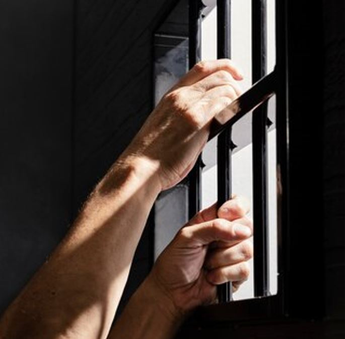 Homem é preso após estuprar a própria irmã dentro de casa em Manicoré