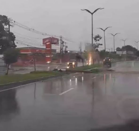 Carro arranca poste durante acidente em avenida de Manaus