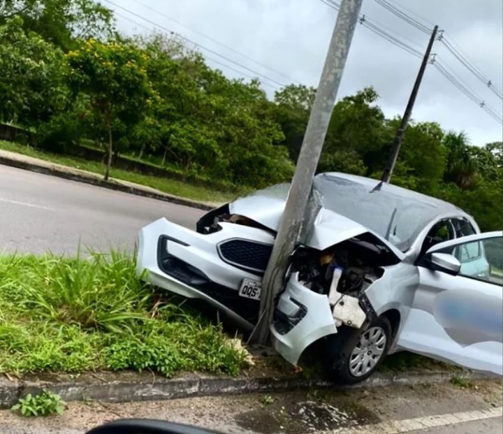 Carro invade canteiro e atinge poste em avenida de Manaus