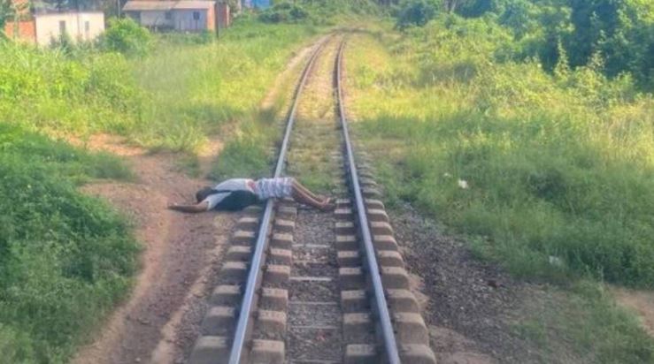 Homem embriagado dorme em trilho e quase é esmagado por trem