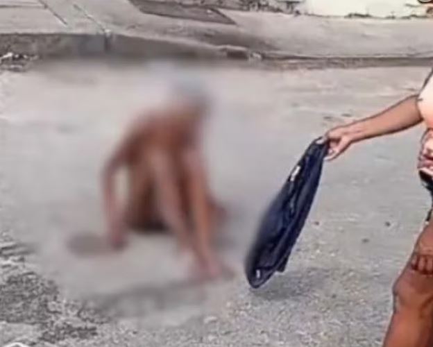 Mulher é presa após abandonar mãe nua na rua