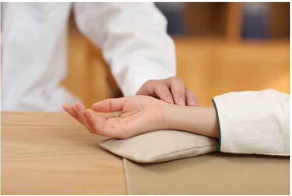 Jovem finge aprovação em Medicina e vira alvo de críticas ao ser desmascarada por conhecidos