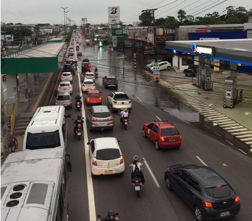 Trecho da Av. Torquato Tapajós fica alagado após temporal 