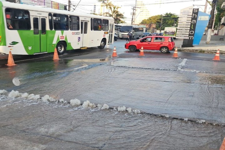 Rompimento em tubulação interdita rua e deixa bairros sem água em Manaus