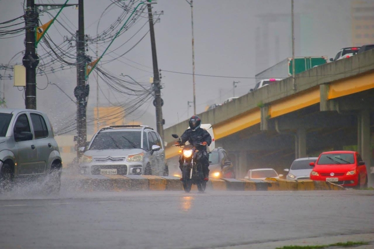Manaus amanhece sob chuva torrencial e alertas severos de desastres