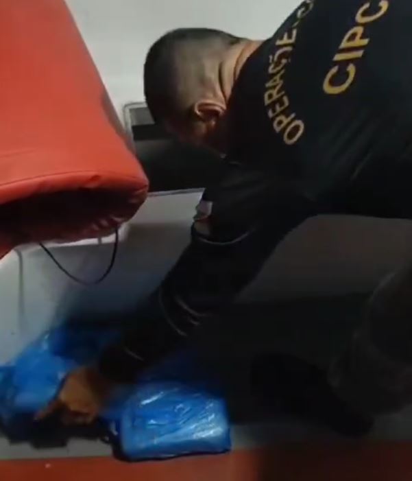 Drogas avaliadas em mais de R$ 100 mil são encontradas na proa de barco