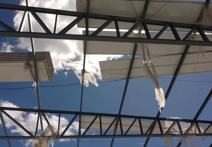 Vento faz trabalhador morrer ao se desequilibrar e cair de telhado