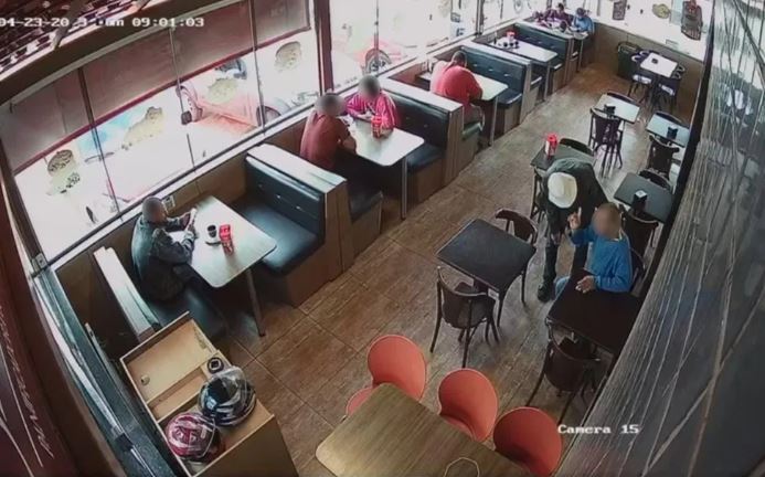 Filho abandona pai em padaria por não 'aguentar mais cuidar' de idoso