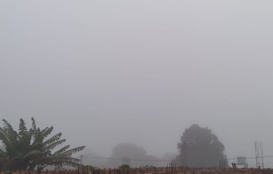 Bairros de Manaus amanhecem encobertos por névoa 