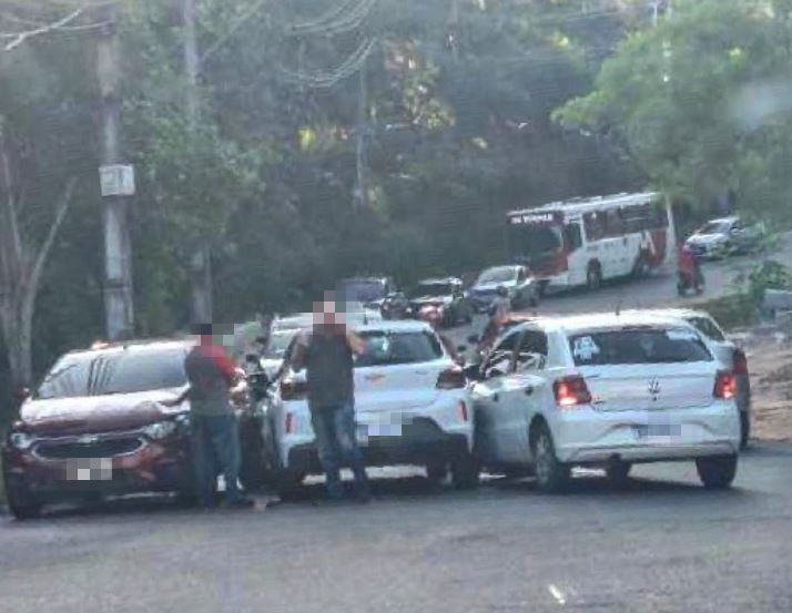 Acidente com 3 carros trava trânsito em acesso à avenida em Manaus 