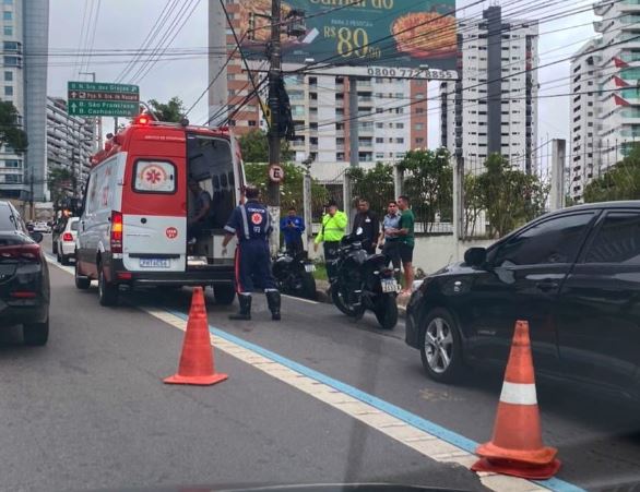 Moto vai parar no chão e piloto fica ferido durante acidente em Manaus