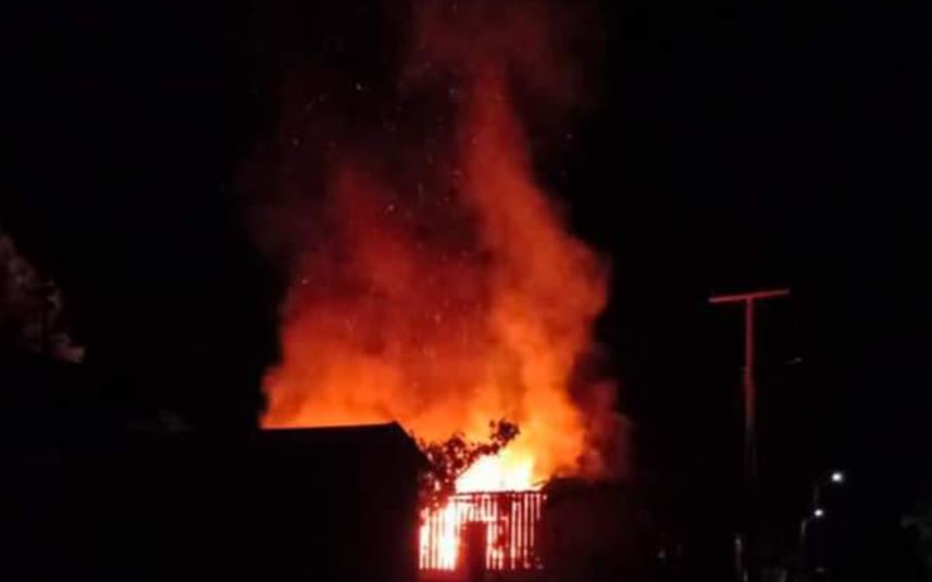 Idoso morre carbonizado após casa consumida durante incêndio no Amazonas