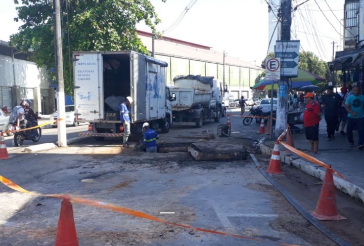 Obra emergencial interdita rua no Centro de Manaus