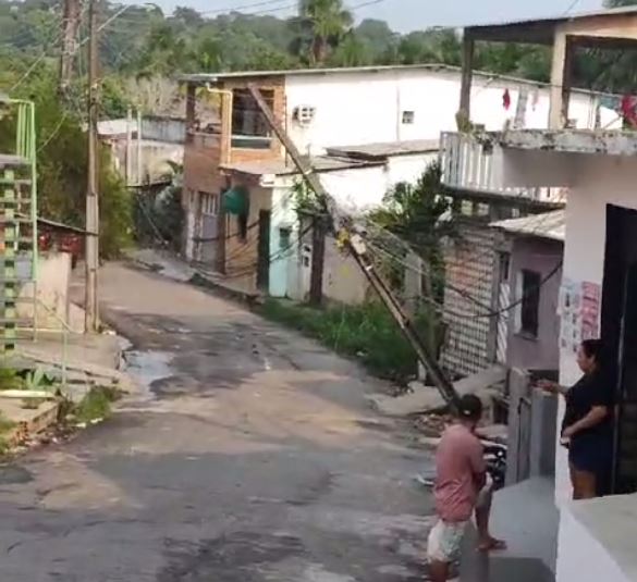 Poste ameaça despencar sobre moradores após temporais em Manaus