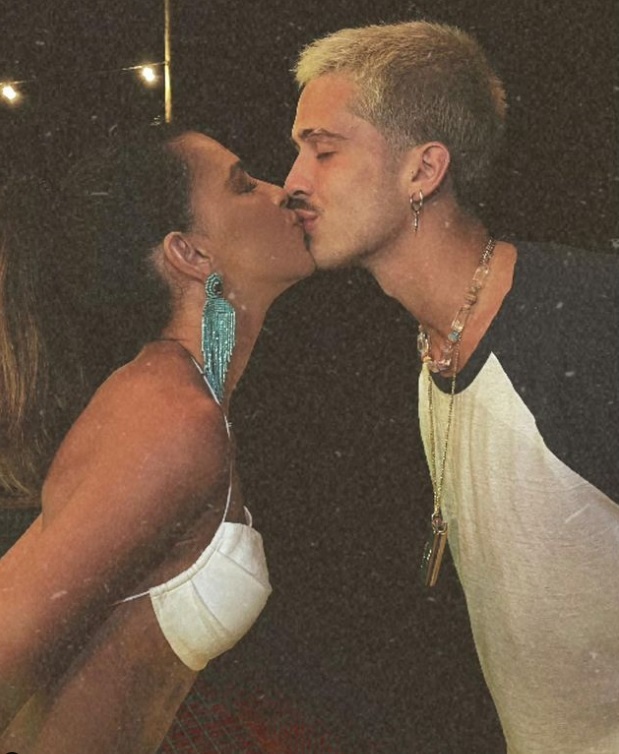 Mariana Rios dá beijo em João Guilherme, 17 anos mais novo