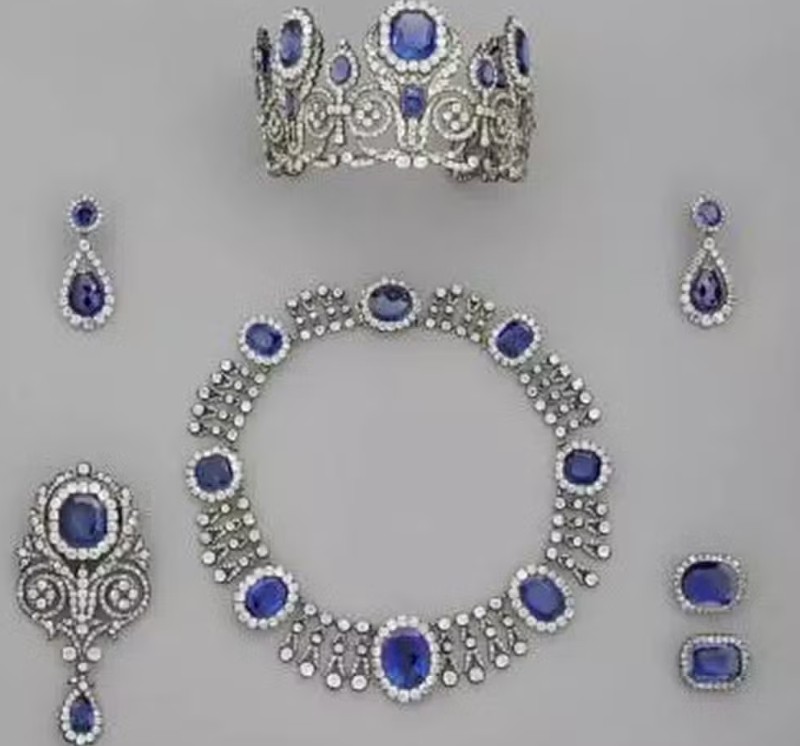 Dois suspeitos são presos por roubo de joias no Museu do Louvre 