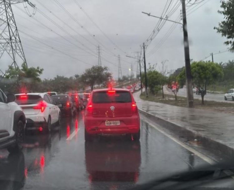 Dia começa chuvoso e com trânsito 'pesado' em Manaus