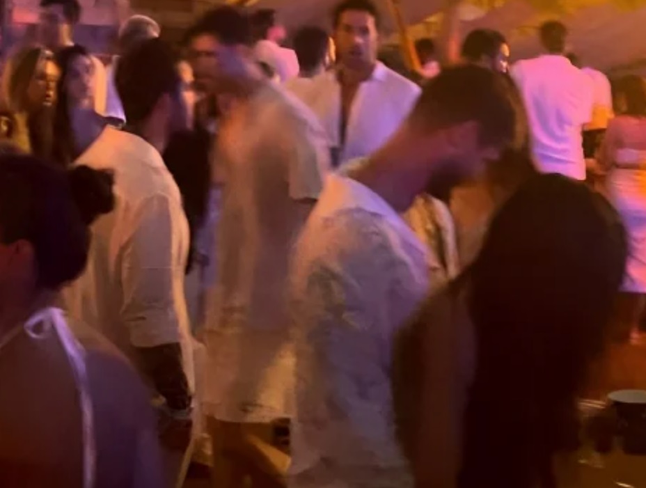 Sem confirmar término, Jonas Sulzbach é flagrado 'sarrando' morena em praia