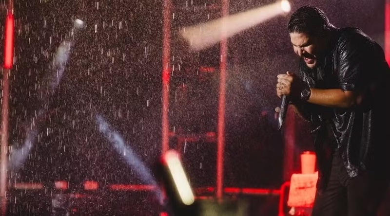 Sem Mateus, Jorge canta debaixo de chuva para público animado em Manaus 