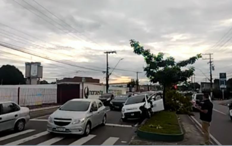 Carro invade canteiro e colide com árvore em avenida de Manaus