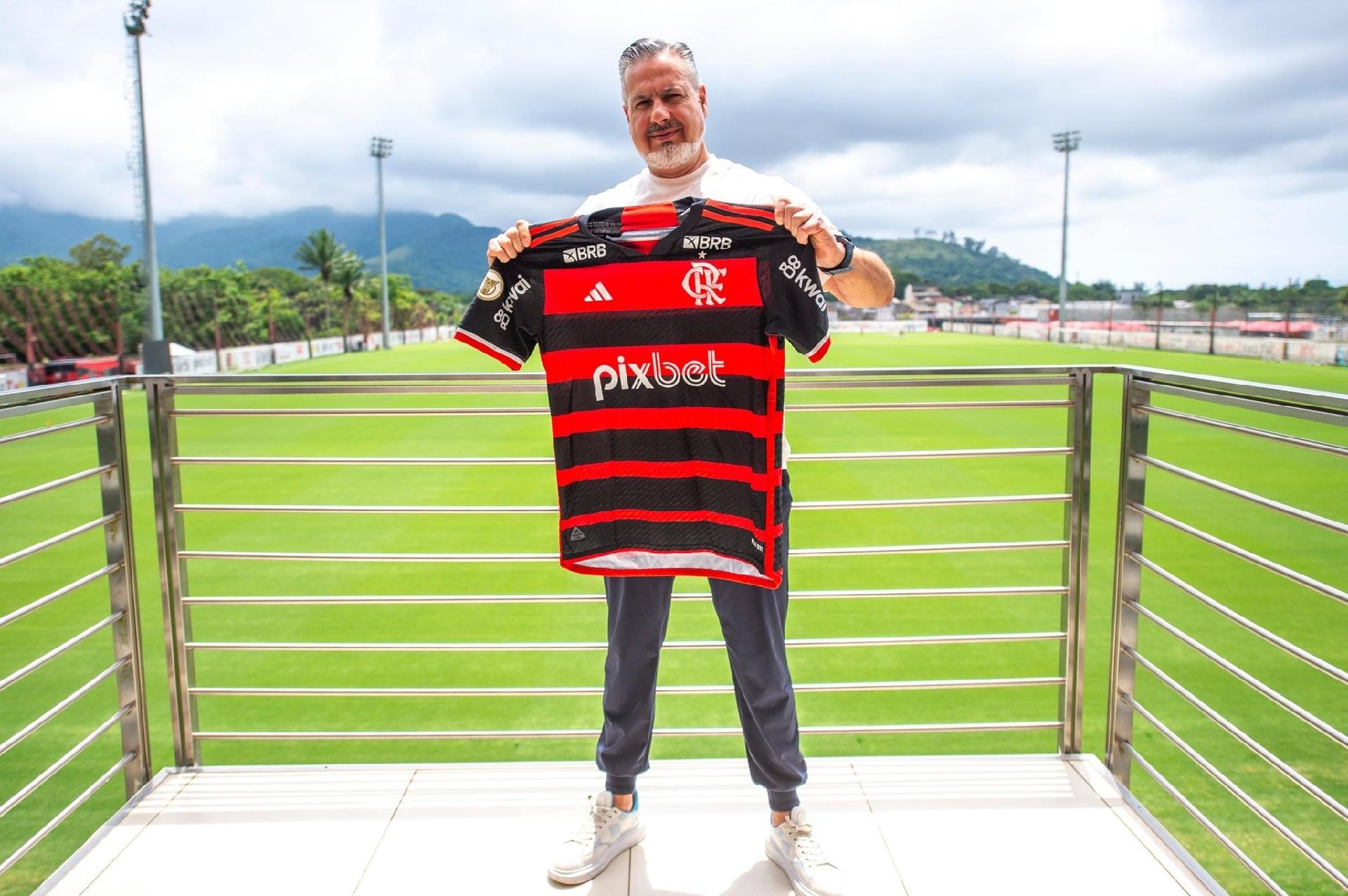 Novo diretor do Flamengo explica negociação frustrada com JP Sampaio