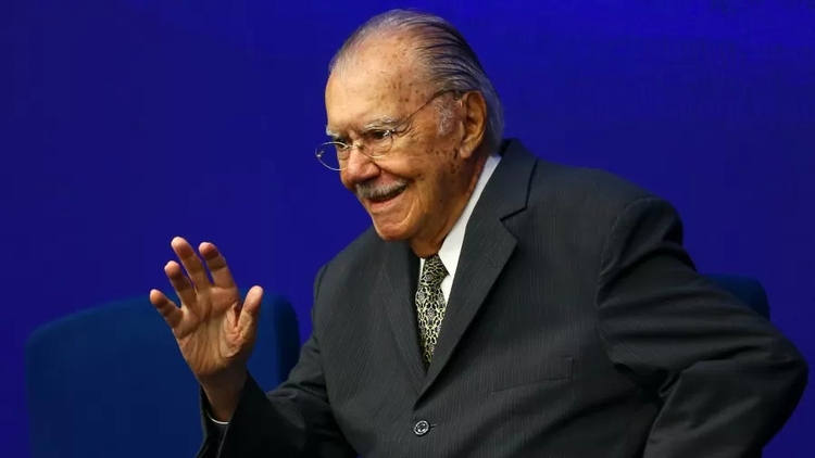 Aos 94 anos, ex-presidente José Sarney testa positivo para Covid-19