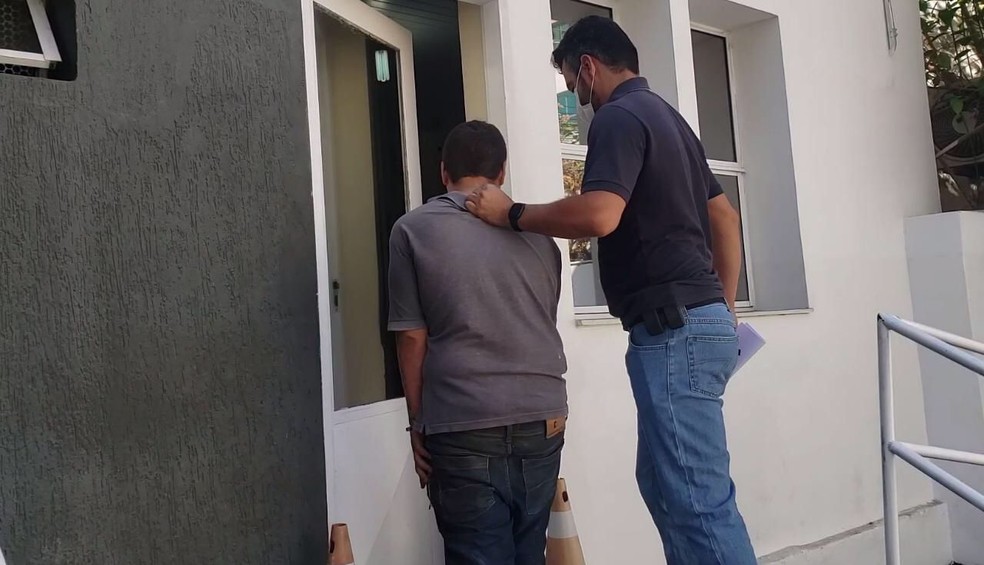 Jovem de 21 anos é preso após esfaquear e atear fogo na própria mãe 