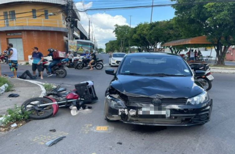 Acidente: Carro e moto colidem em rotatória e homem fica ferido em Manaus
