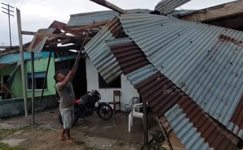 Temporal destelha casas e causa caos em Tabatinga 