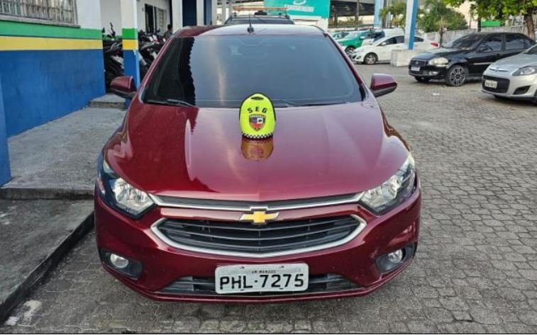 Mulher é presa ao ser flagrada passeando em carro roubado no Terra Nova