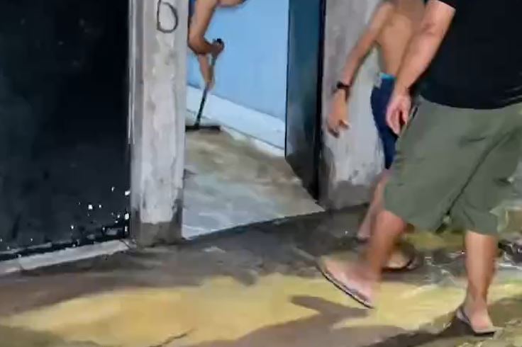 Moradores contabilizam prejuízos após tubulação romper e alagar casas em Manaus