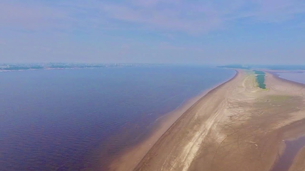 Vazante do Rio Negro acelera após cheia histórica no Amazonas