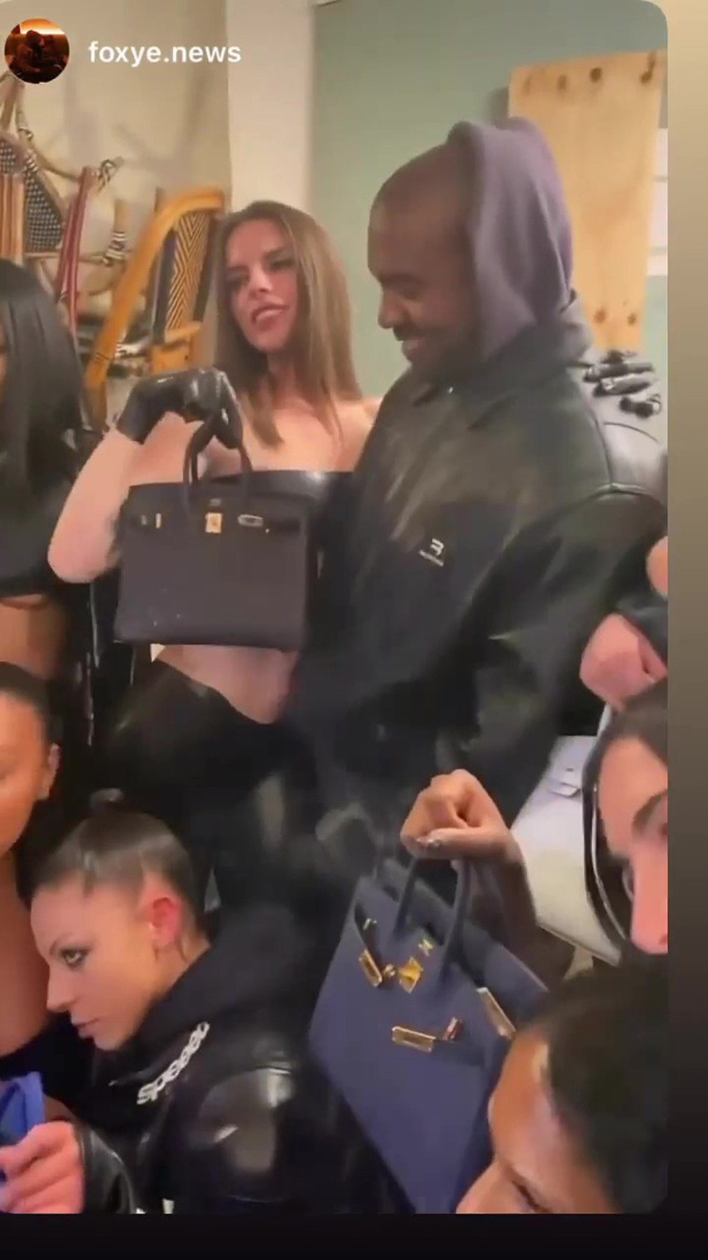 Kanye West presenteia namorada e amigas com bolsa mais cara do mundo