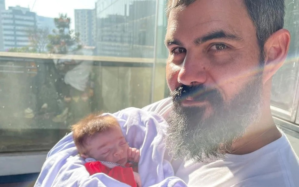 Filha de Juliano Cazarré volta a ser internada na UTI às pressas