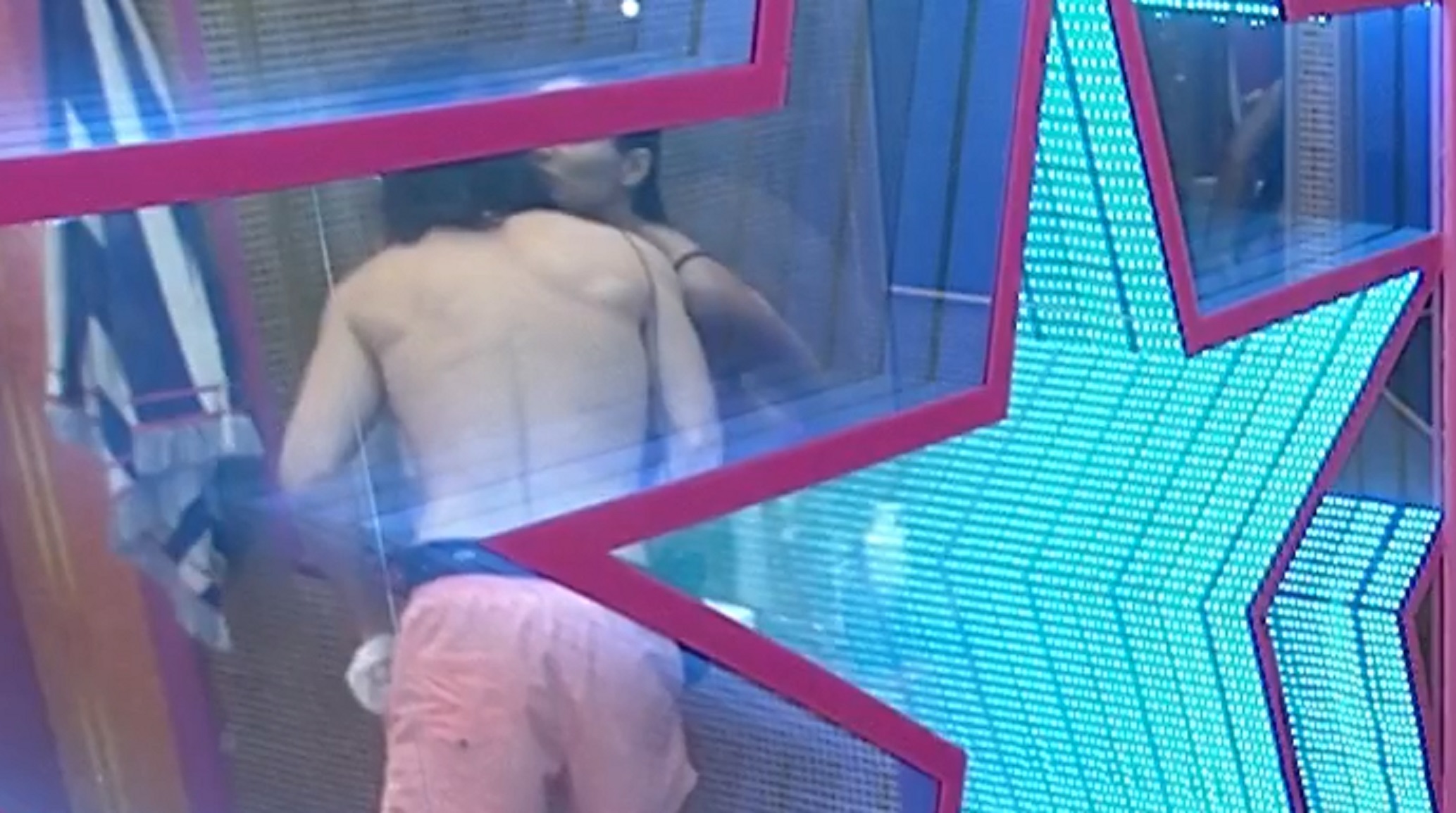 Juliette e Fiuk brincam de beijo no chuveiro: ‘Eu beijei na boca!’