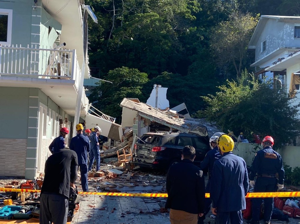 Mulher pode estar debaixo de prédio que desabou em Florianópolis