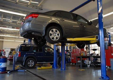 Oficina que não solucionou problemas de veículo deve indenizar cliente