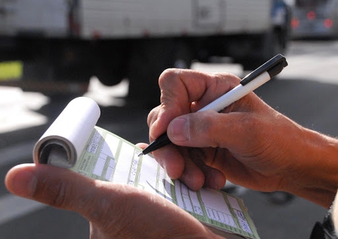 Aplicação de multa de trânsito deve observar dupla notificação do infrator