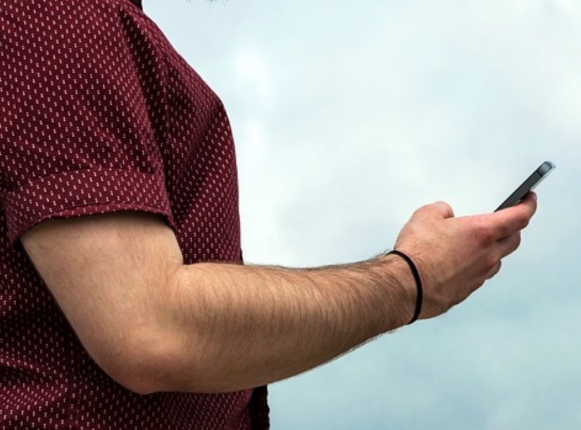 Funcionário que exagerou no celular tem justa causa mantida pela Justiça