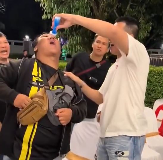 Influenciador morre após aceitar desafio de beber em festa de fim de ano