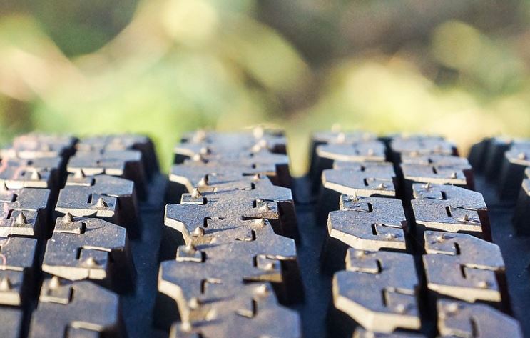 Estudante de 16 anos morre esmagado por caminhão ao fazer curva em estrada