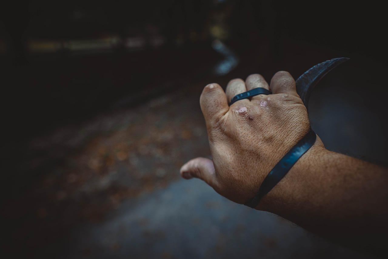 Homem é preso por esfaquear esposa durante crise de ciúmes em Tefé