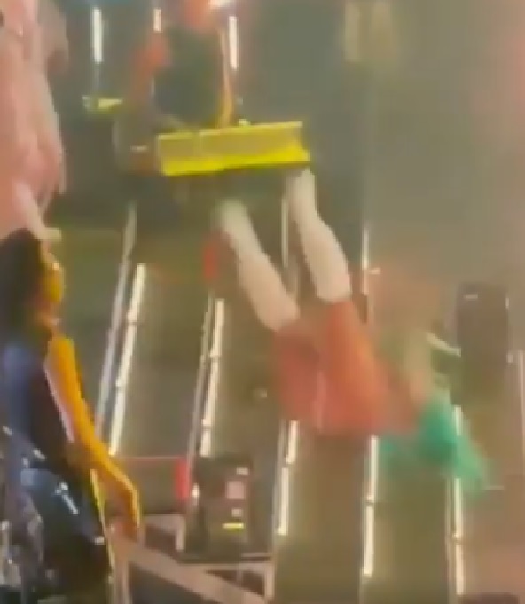 Karol G leva queda feia e sai rolando em escadaria durante show