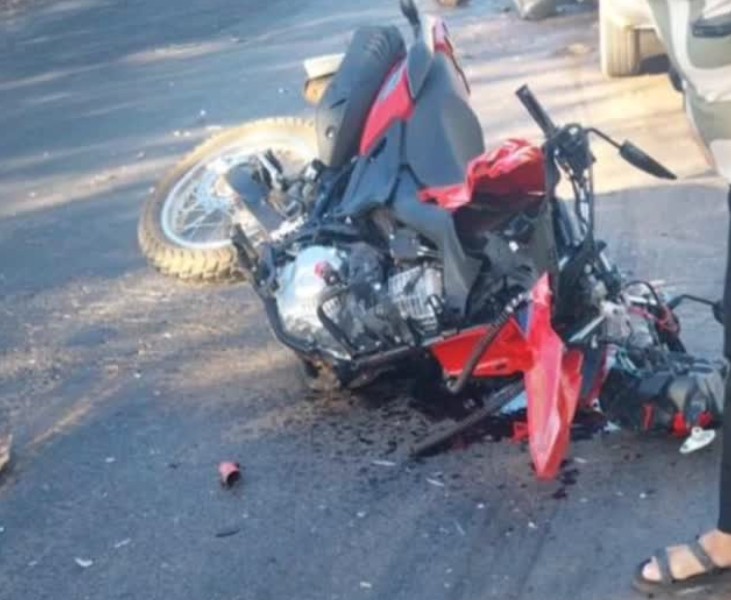 Motociclista colide com carro e é atropelada por caminhão 
