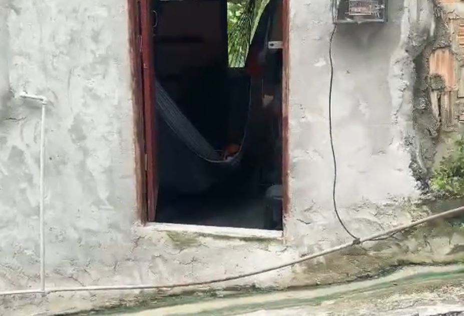 Demora na remoção de homem morto em casa há dias em Manaus causa revolta