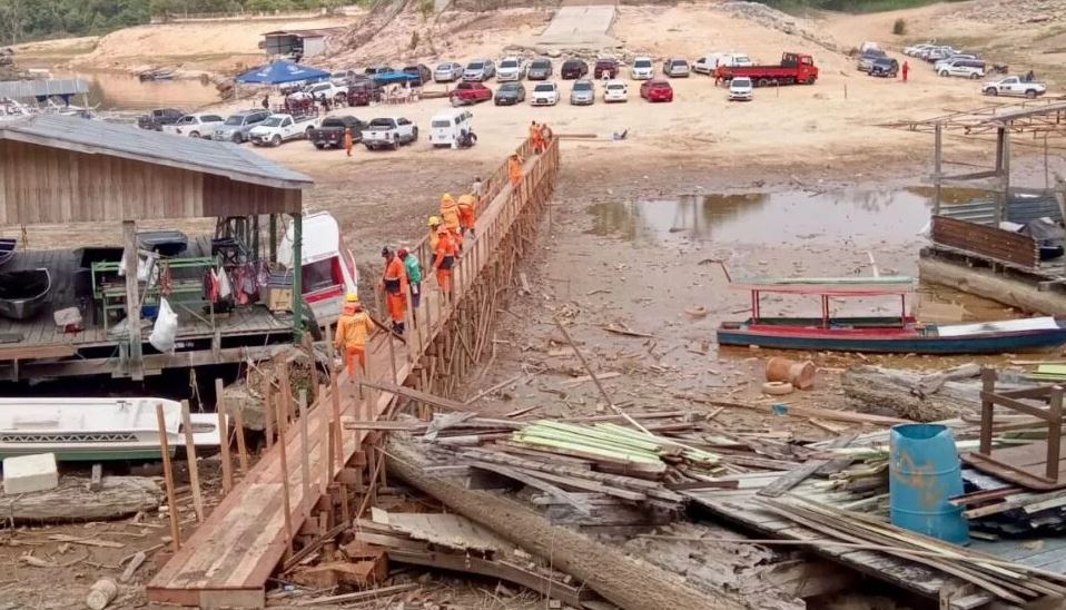 Ponte de 80 metros é construída na Marina do Davi em razão da estiagem
