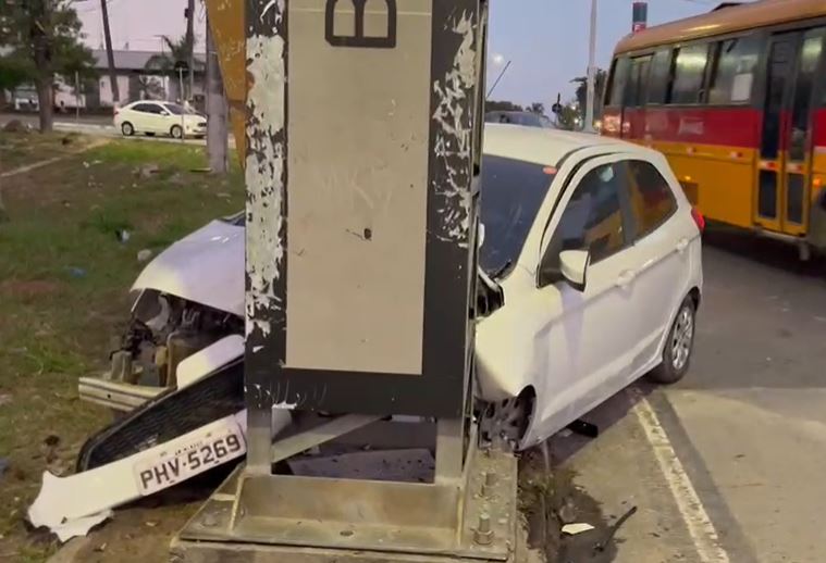 Perseguição termina em acidente com quatro feridos em avenida de Manaus
