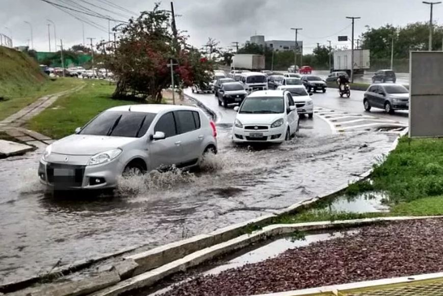 Força-tarefa realiza obras em avenidas que tem pontos de alagação em Manaus