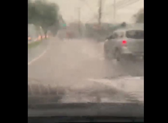 Ruas são inundadas em Manaus e alerta amarelo prevê mais chuva para hoje